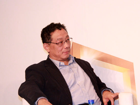 �����˲ƾ�����ġ�2014���˽�������̳����2014��11��22���ڱ������С�������̳���⣺�������ߡ�ͼΪ�й����к�С����ĸ﷢չ�����������������˲ƾ� ����ΰ �㣩��