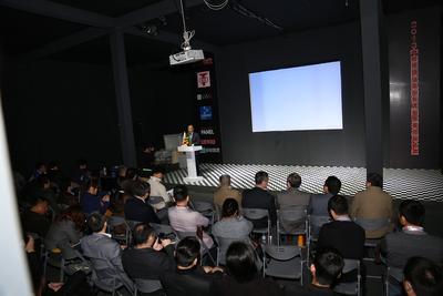 �ڶ�ʮ�����й����ʽ���װ��չ����ָ����ҵδ��